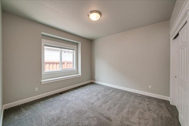 Building Photo - Beautiful Home in Desired Hazelwood Subdiv...