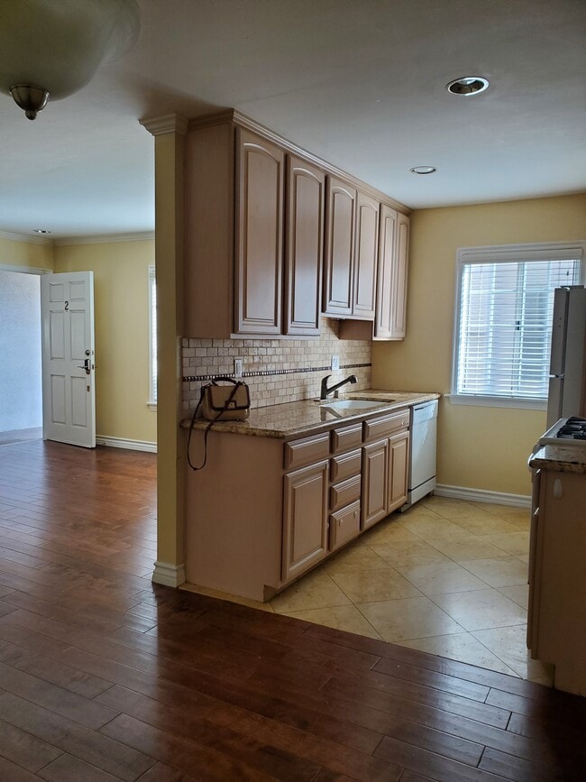 Building Photo - 4428 Moorpark Townhome