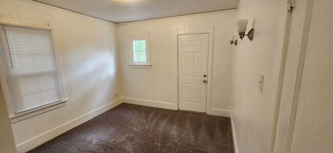 Building Photo - MOVE IN SPECIAL 1/2 OFF FIRST FULL MONTHS RENT.  ALL PROSPECTIVE TENANTS MUST SUBMIT A $58 NON-RE...