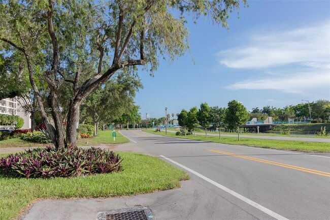 Building Photo - 3250 N Palm Aire Dr