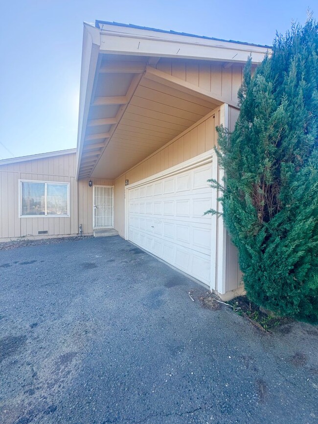 Primary Photo - Spacious Home in S. Redding w/ New Upgrades?