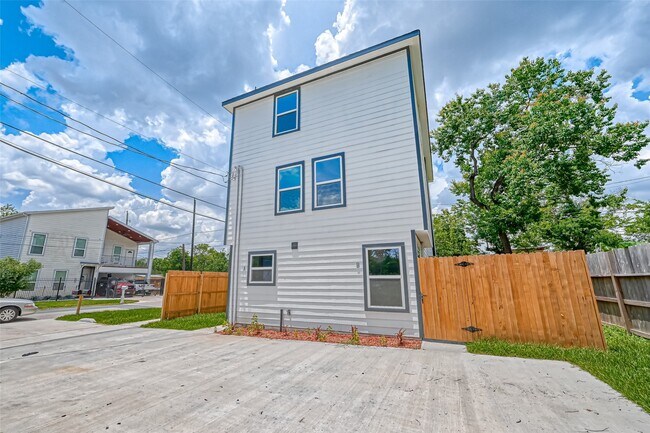 Building Photo - 8125 Eastover St