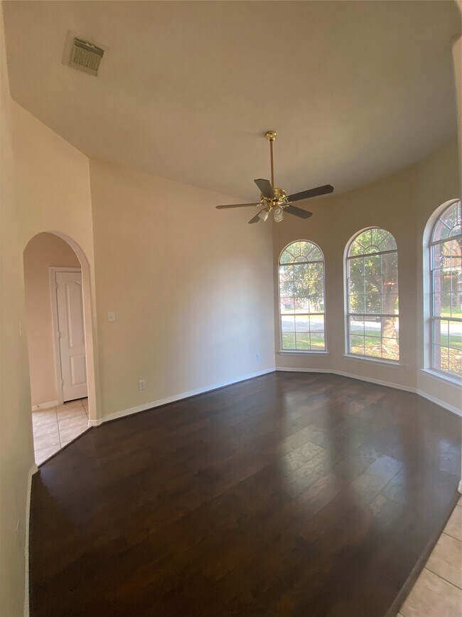 Building Photo - 9210 Hidden Lake E Dr