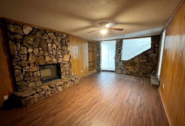 Building Photo - 1502 Rolling Hills Dr