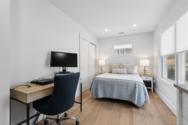 Building Photo - 6 W Landing Rd