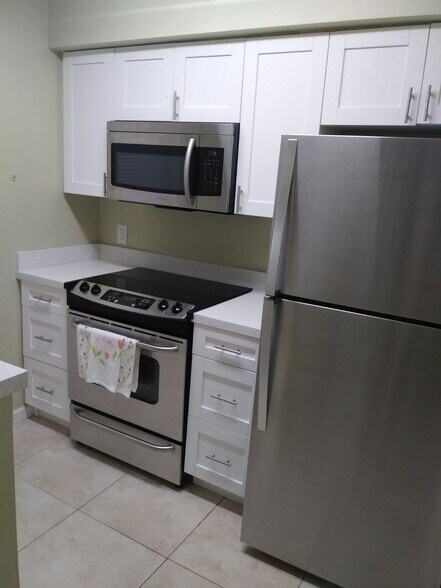 Building Photo - 550 S Park Rd