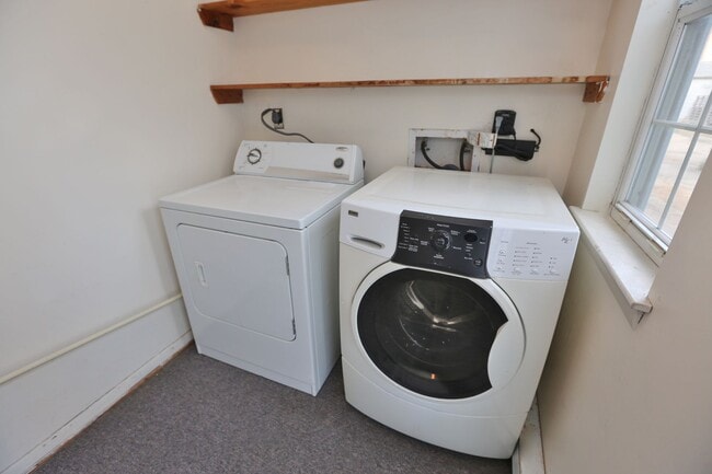 Building Photo - Amazing 2 Bedroom Townhome in Washington Square! Available 03-06-26! All Appliances Convey!