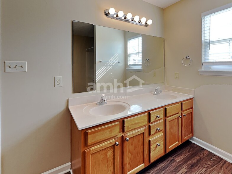 Building Photo - 981 Foxtail Dr