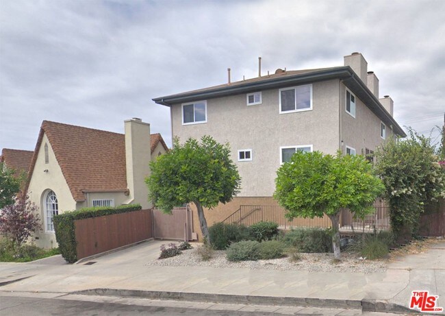 Building Photo - 1297 S Cochran Ave