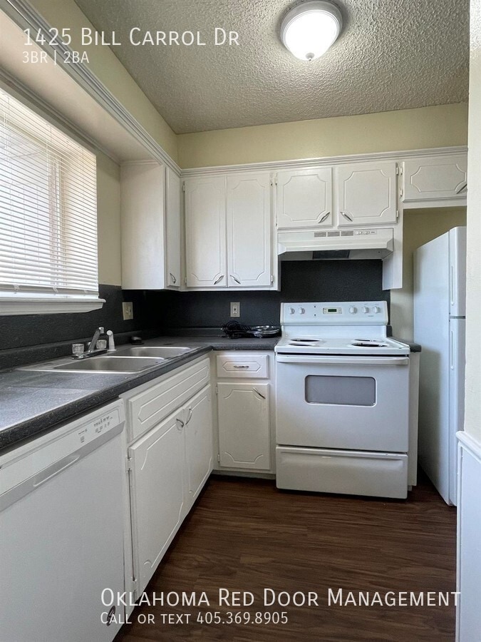 Building Photo - 1425 Bill Carrol Dr