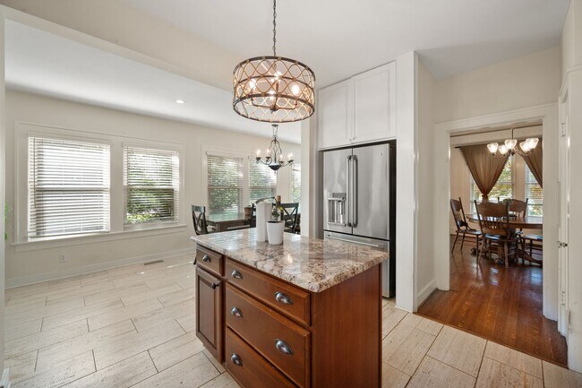 Building Photo - 4 Bed 2.5 Bath Home with a large backyard ...