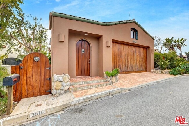 Building Photo - 3916 Rambla Orienta