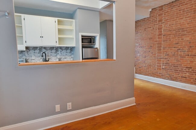 Building Photo - 803 N 2nd St