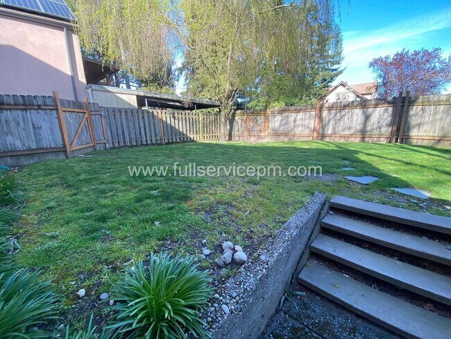 Building Photo - 8008 Roosevelt Way NE