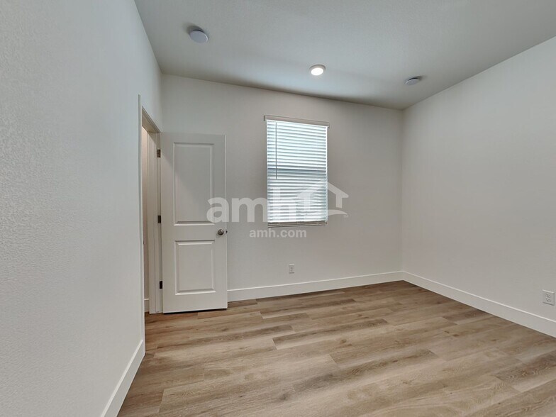 Building Photo - 11123 Magallanes St