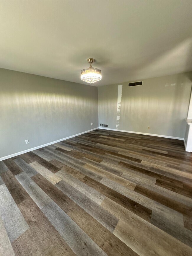 Building Photo - 1310 W Magill Ave