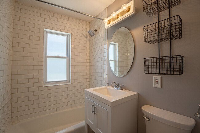 Building Photo - 2 Bed Home in the Heart of Whitefish Bay
