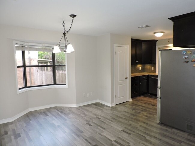 Building Photo - Convenient westside location!