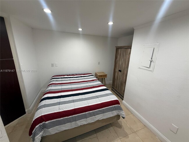 Building Photo - 801 Brickell Bay Dr