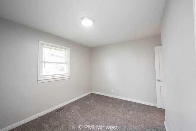 Building Photo - 4923 Barlow Dr