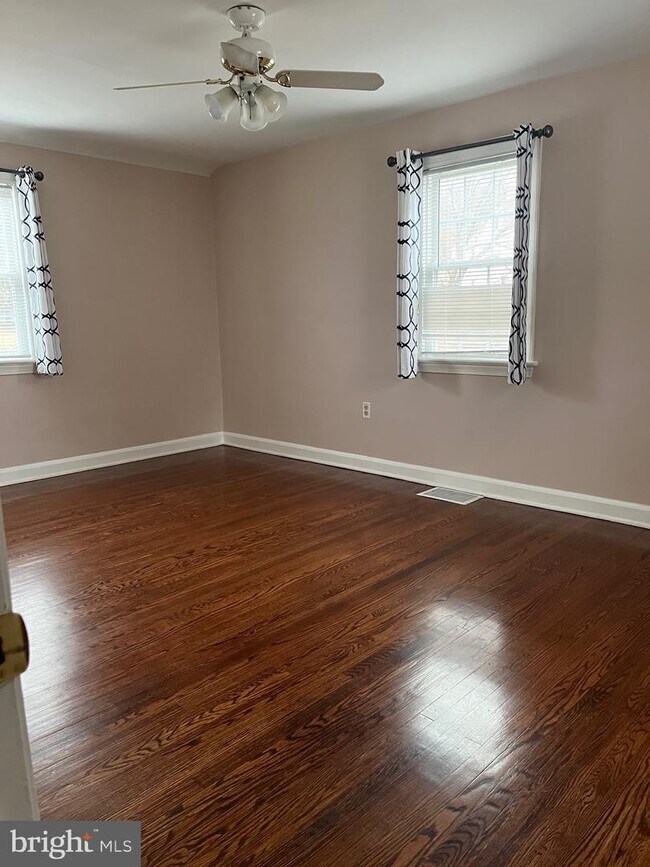 Building Photo - 102 Hillside Cir