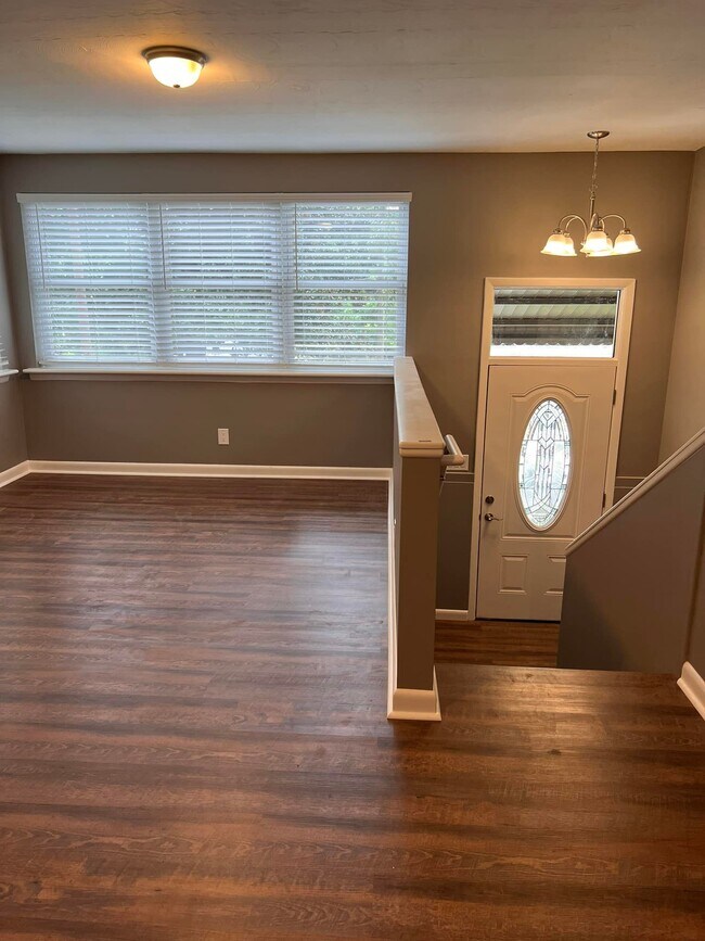 Building Photo - 620 1st St SE