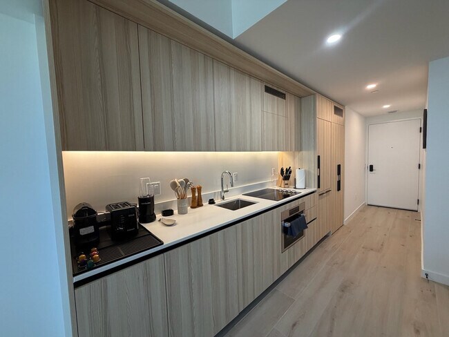 Building Photo - 225 N Miami Ave