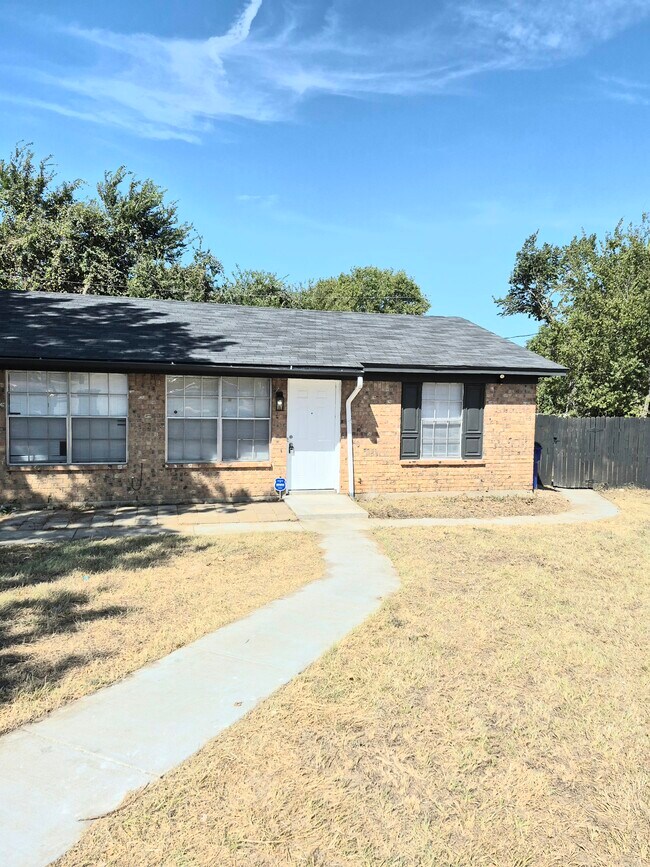 Building Photo - 216 Pine Meadow Dr