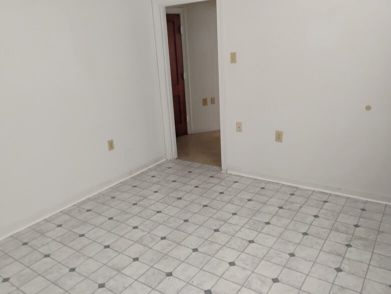 Building Photo - 701 Orchard St