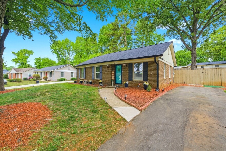 Building Photo - 818 Dedmon Dr