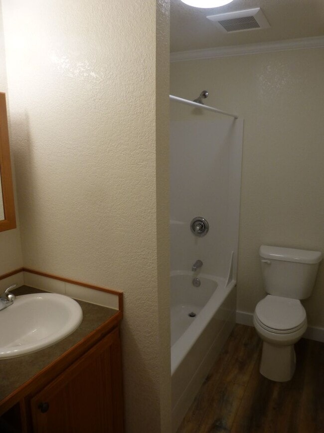 Building Photo - APPLCATION PENDING - West Side Apartment