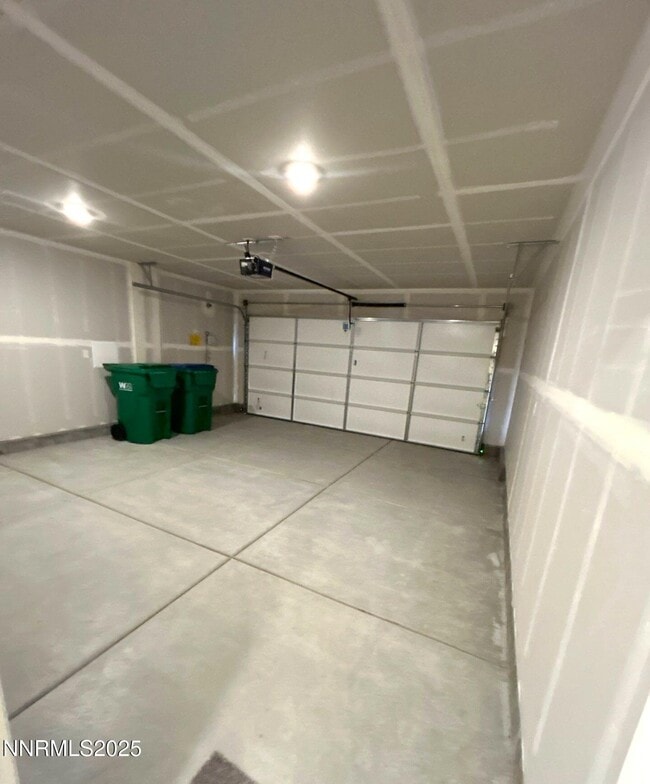 Building Photo - 963 Cascade Range Dr