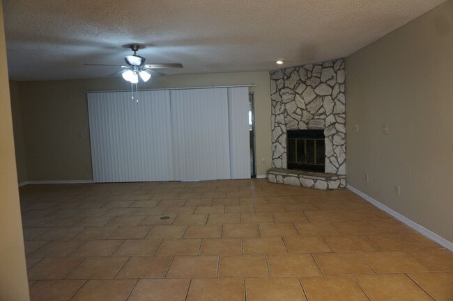 Building Photo - 3 bedroom townhome in Arlington