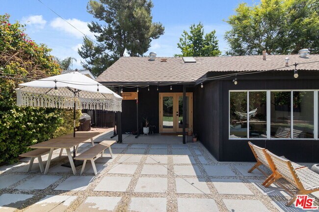 Building Photo - 7339 Lasaine Ave