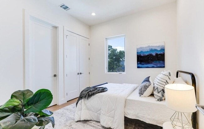 Building Photo - 1902 N Carroll Ave