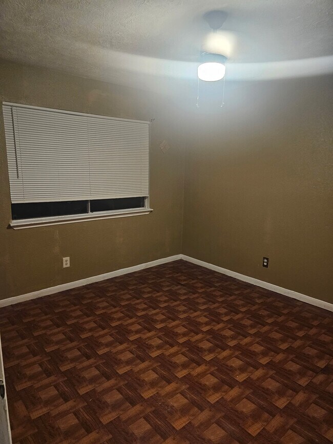 Building Photo - 4011 Alshire Dr