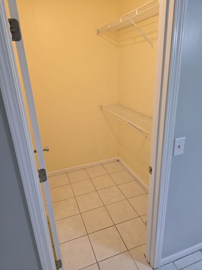 Building Photo - 3 Bed 2bath house off of Hard Scrabble Rd ...