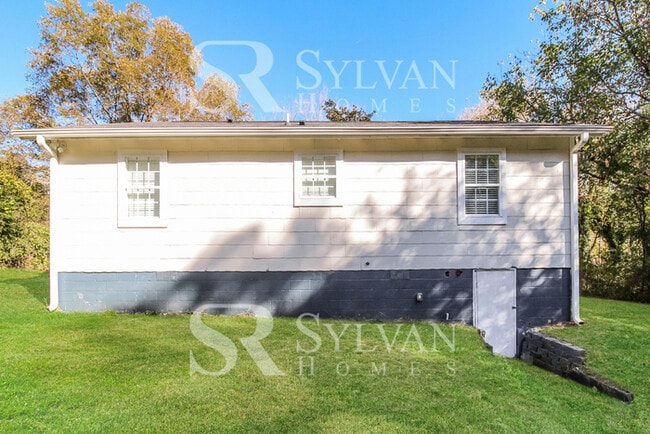 Building Photo - The living is easy in this 3 bedroom, 2 bathroom home