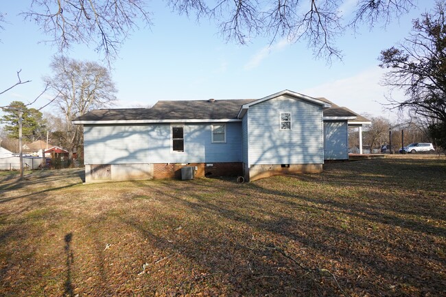 Building Photo - 606 W Tunstall St