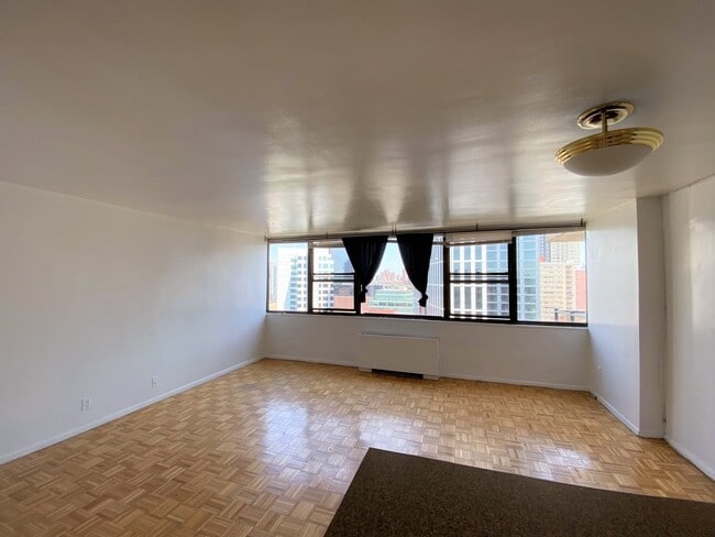 Building Photo - 135 Montgomery St