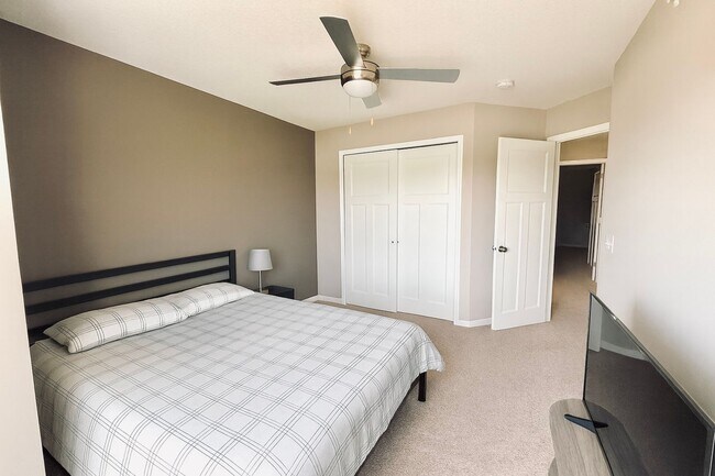 Building Photo - Updated 4bed/3bath Townhome in Prime Maple...