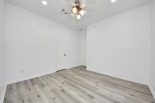 Building Photo - 7330 Jacobs Well Dr