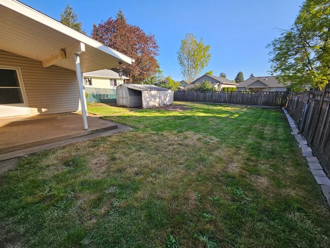 Building Photo - 545 SE Hankel St
