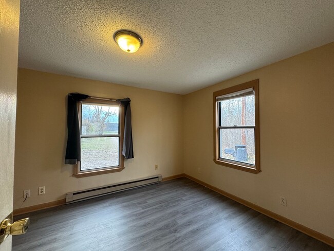 Building Photo - Cozy 1 Bedroom Home Located within Walking...