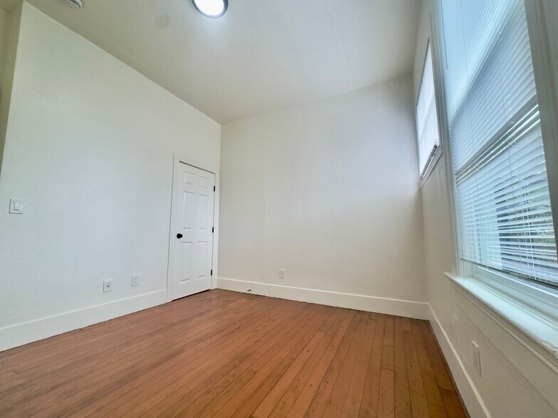 Building Photo - 720 37th St