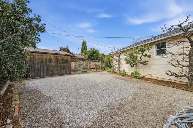 Building Photo - 8 Patricia Pl