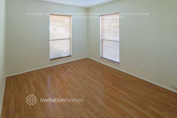 Building Photo - 621 NE Helicon Ln