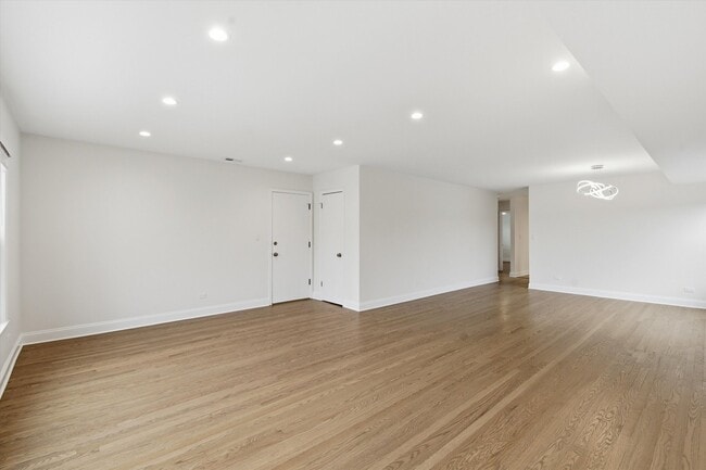 Building Photo - 5915 N Milwaukee Ave