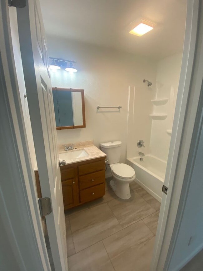 Building Photo - Adorable 3 Bedroom Home