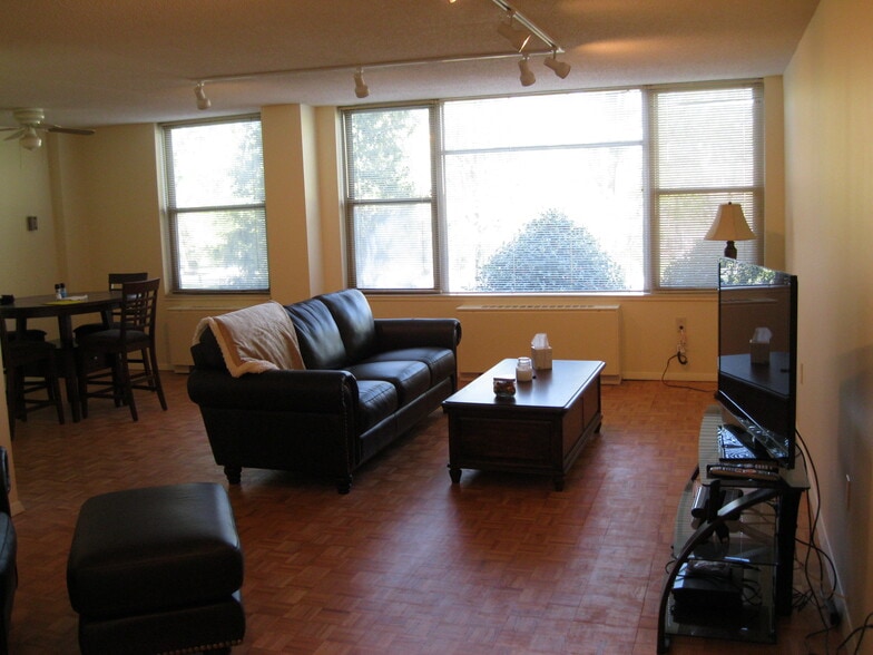 Living Room - 4401 Roland Ave